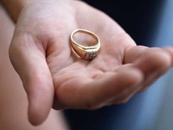 Nằm mơ thấy nhặt được nhẫn vàng từng trường hợp, số may?