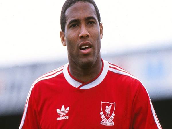 John Barnes - cầu thủ chạy cánh xuất sắc